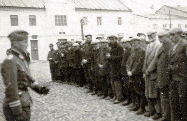 SS man addresses assembled Jews -location unknown